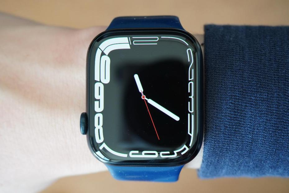 日本網友呼籲拋棄雜亂錶面，改回簡潔錶面「釋放真正Apple Watch」功能。翻攝GIZMODO