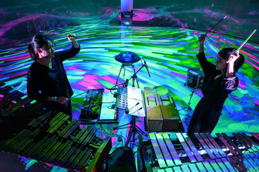 《潘朵拉幻象-無限穿梭》為打擊樂結合電子音樂的跨界表演，此為2022年於國立臺灣...