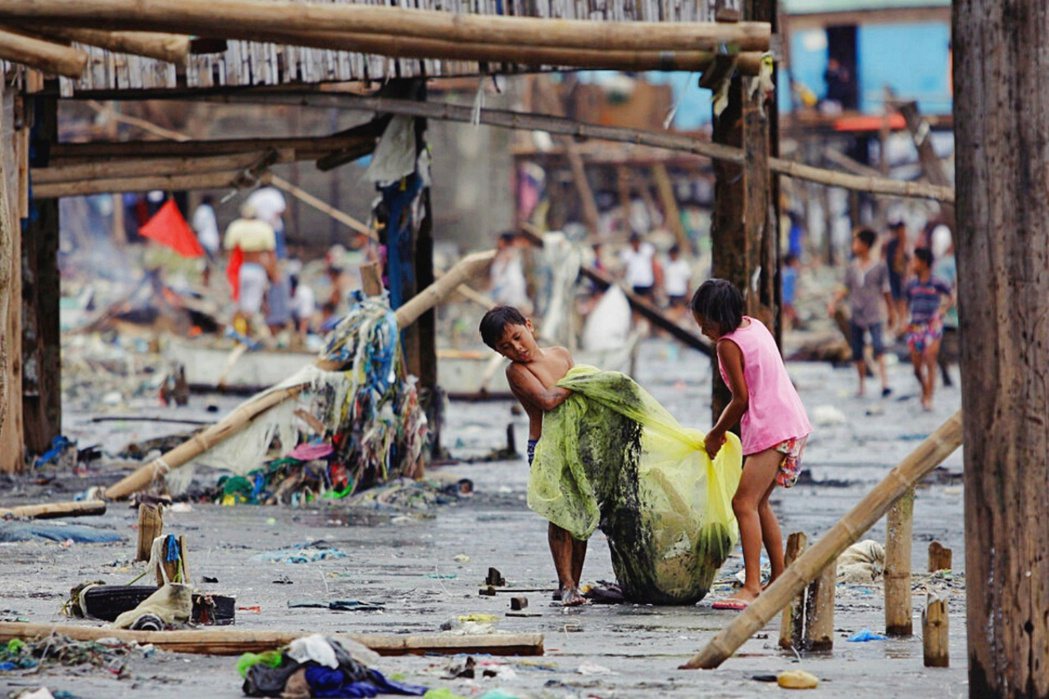 菲律賓受到疫情衝擊，許多孩子為了分擔家計只能放棄學業成為童工。 圖／美聯社　