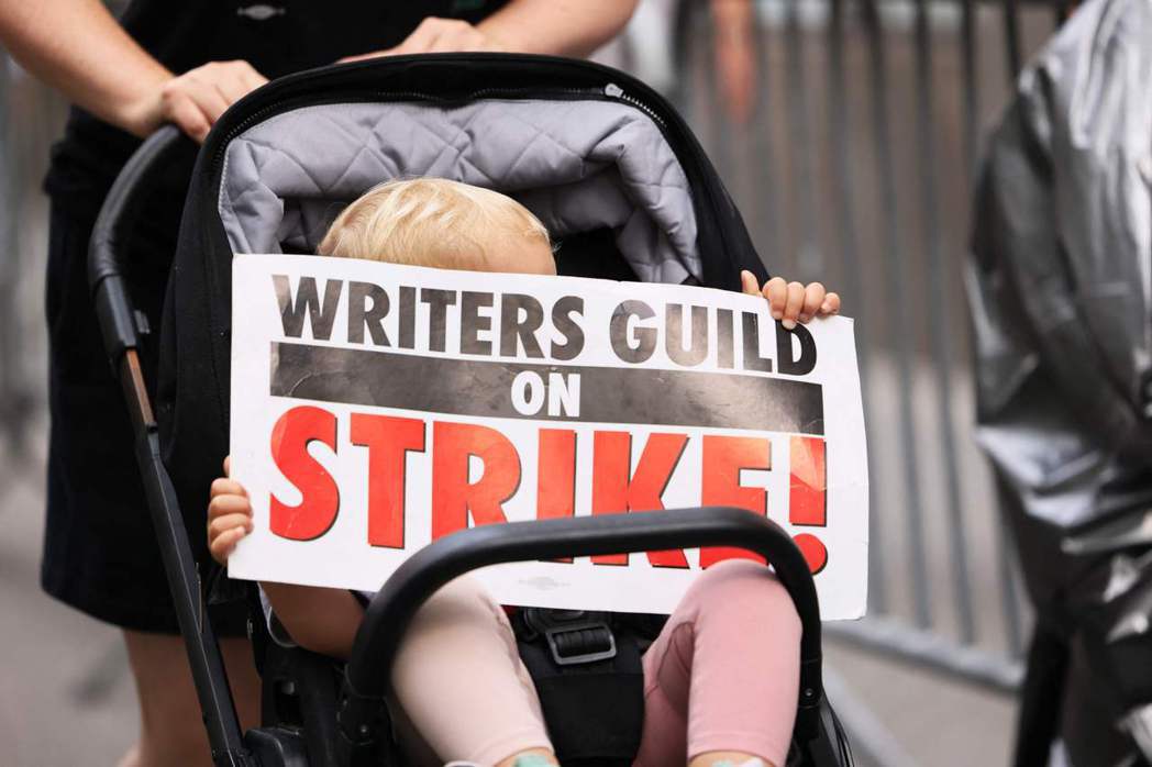 2023年8月29日，在紐約聲援WGA罷工的示威者。 圖／法新社　