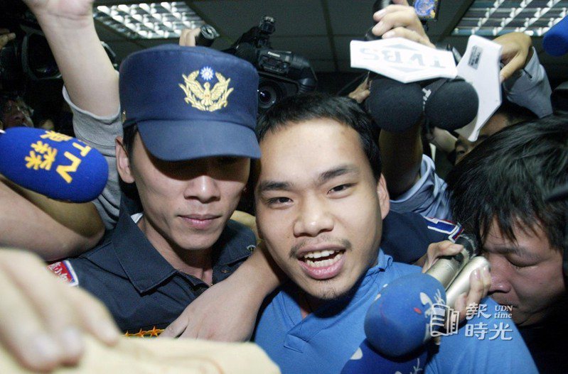 涉及白米炸彈恐嚇案的楊儒門昨天被警方移送法辦，但楊在移送過程中卻毫無悔意，只是向大批採訪的媒體說「借過」。聯合報系資料照（2004/11/26 林吉福攝影）