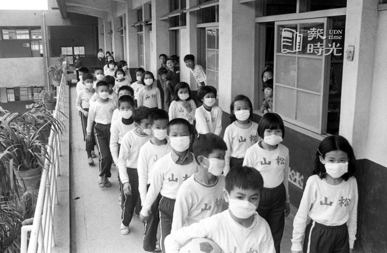 台北市松山國小學童，每日身陷附近工廠排放廢氣汙染的空氣當中，每位小小學童戴起口罩做出無言的抗議。圖／聯合報系資料照(1979/03/09 徐燦雄攝影)