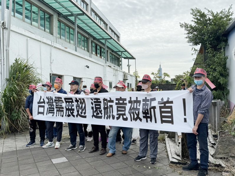 民航局23日將依法拆除遠航總部建築物，前遠航董事長張綱維（左4）率領搶救遠航行動聯盟成員到場抗議。中央社