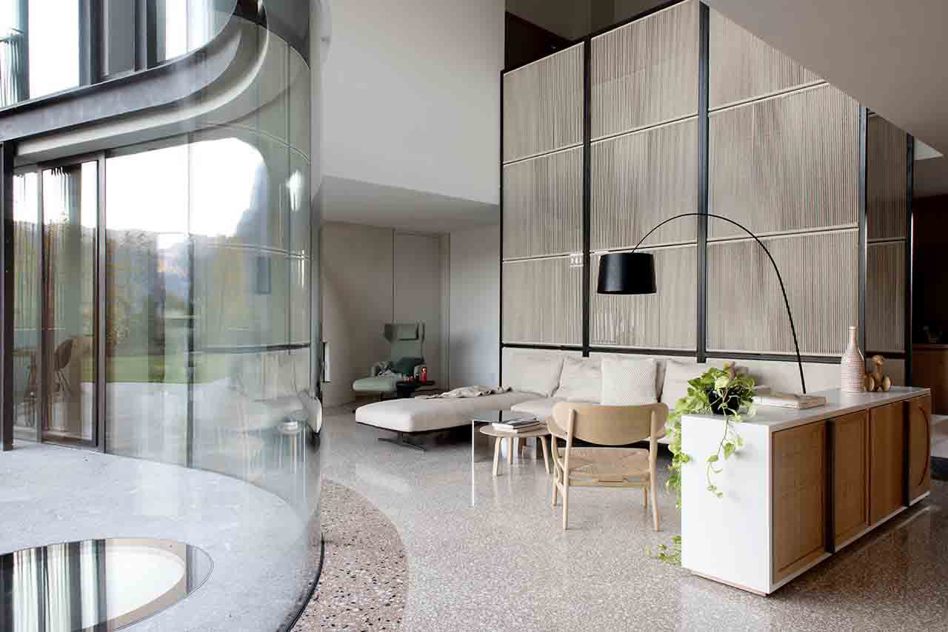 客廳搭配通透玻璃，打造極佳的採光視野。