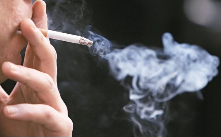 國健署指出，老年人吸菸危害更大，死於心臟病的風險較不吸菸者高約60%、死亡率則增加83%。本報資料照片