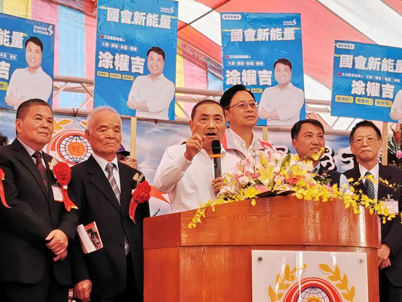 國民黨總統候選人侯友宜（左三）稱讚鍾姓家族凝聚力，表示兩岸要好好對話、溝通。記者曾增勳／攝影