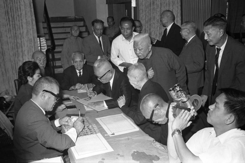 1966年10月24日，百餘位海內外社會名流聚集在北市聯賓館百齡堂，簽名預祝總統蔣中正八秩華誕。圖／聯合報系資料照片