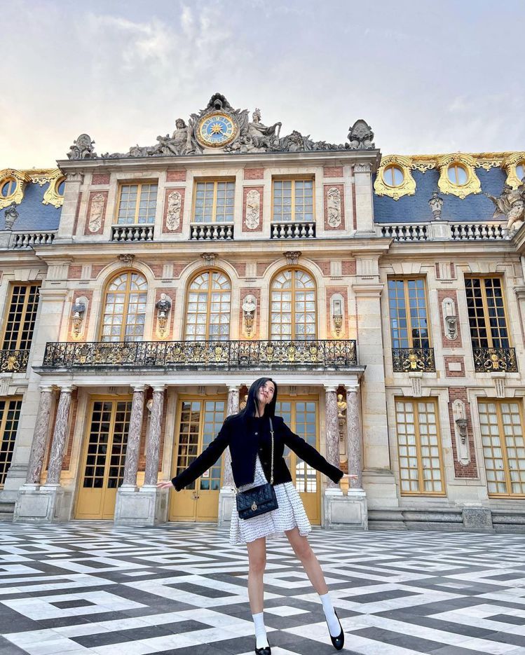 JISOO穿2024早春最新服飾配Miss Dior黑色籐格紋小羊皮提包出現在巴黎街頭。圖／摘自藝人IG @sooyaaa__