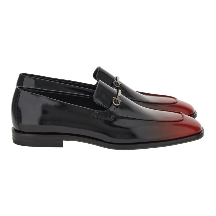 黑紅漸層Gancini扣飾男士樂福鞋，39,900元。圖／FERRAGAMO提供