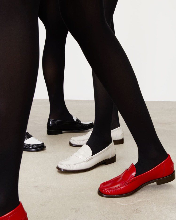 女鞋採用撞色縫線與低調的品牌壓紋細節。圖／FERRAGAMO提供
