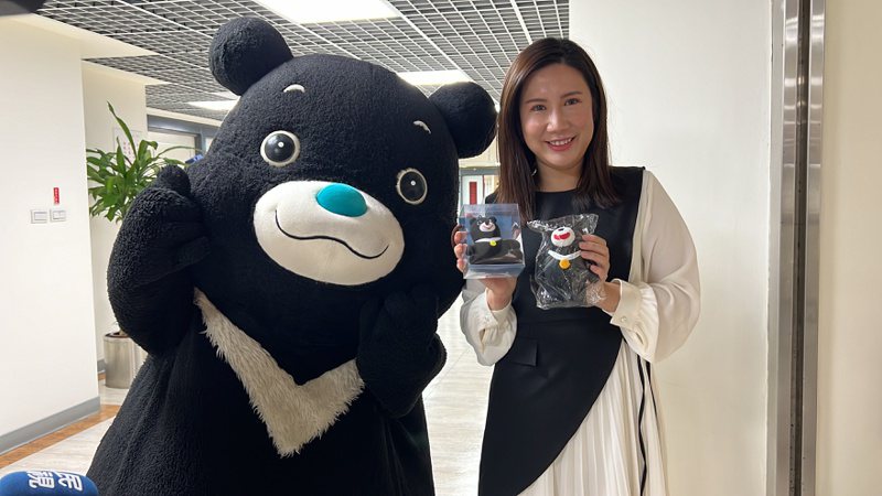 台北市吉祥物「熊讚Bravo」與北市議員柳采葳（右）拿著盜版熊讚。記者鍾維軒／攝影