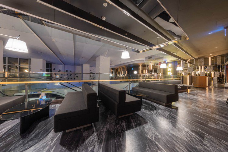 新北旗艦店打造「K Lounge貴賓廳」，讓客人等待用餐前有舒適的休憩環境。圖／乾杯提供