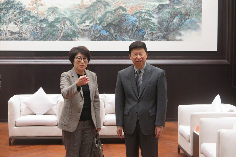 台東縣長饒慶鈴（左）向大陸國台辦主任宋濤介紹步入會見現場的台東代表。攝影／記者陳政錄