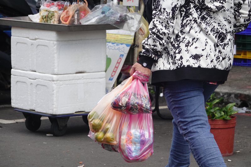 根據看守台灣調查指出，傳統市場等4大場所為塑膠袋主要來源，但卻尚未納入塑膠袋限用管制。記者葉信菉／攝影