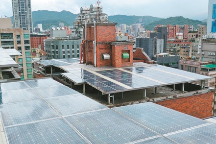 國內再生能源發展條例修正草案通過「建物設置太陽光電」，未來建築面積300坪以上的新建物或改建案須設置太陽光電，將帶動逾百億元商機。（本報系資料庫）