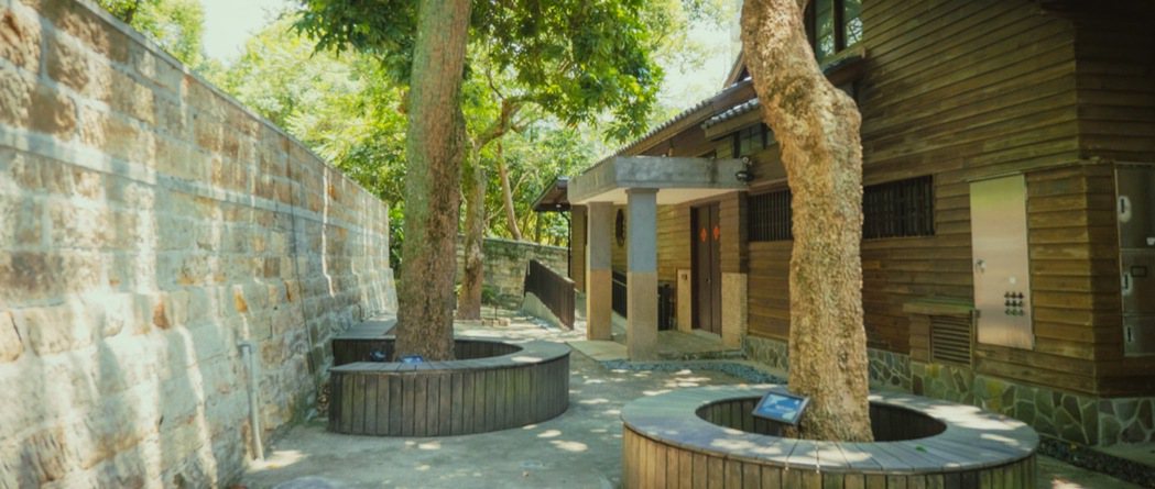 北投梅庭主體融合日式木架構與現代化鋼筋混凝土構造，屋內曾設有溫泉浴池，外有綠意庭...