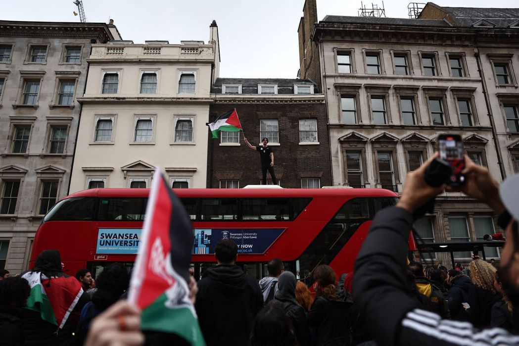 倫敦街頭10月21日舉行「為巴勒斯坦而走」大遊行，反對以色列對加薩全面封鎖與空襲...