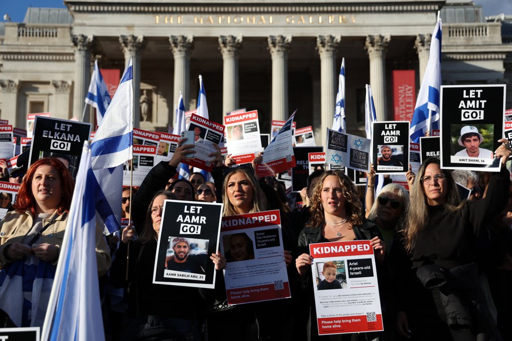英國猶太社群22日在英國國會前舉行聲援集會，呼籲哈瑪斯釋放以色列人質。英國猶太社...