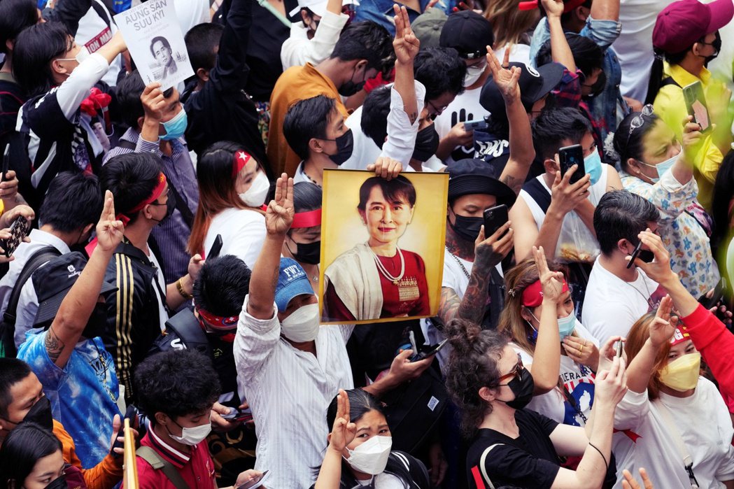 今年 2 月 1 日，緬甸政變兩週年，在泰緬人舉行示威遊行抗議軍政府。 圖／美聯...