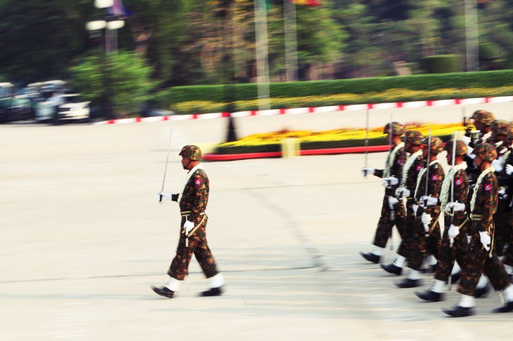 3 月 27 日，緬甸軍人在首都奈比多舉行閱兵儀式。 圖／美聯社 