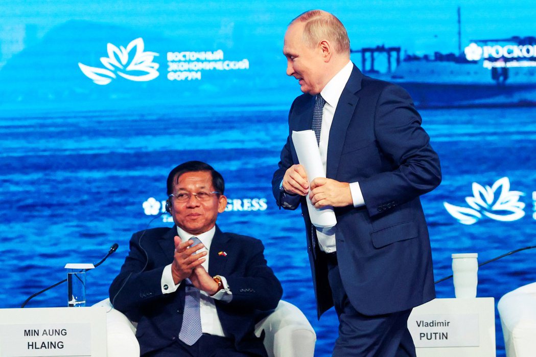 2022 年 9 月 7 日，在俄羅斯見面與總統普丁見面的緬甸軍方首領敏昂萊。...