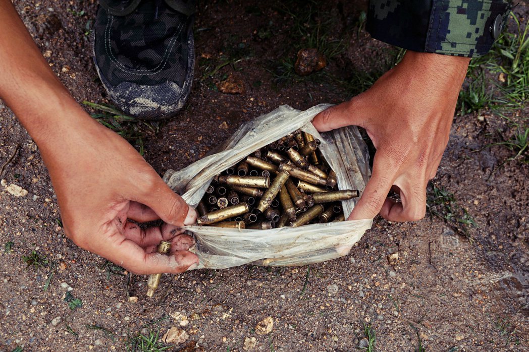 圖為人民防衛軍的成員在緬甸克欽邦展示一袋子彈。 圖／路透社 