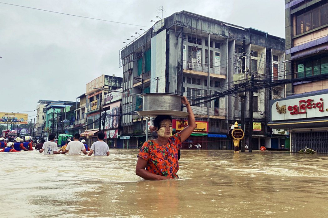 10 月10 日，緬甸仰光東北部遭洪水襲擊，造成一萬多人流離失所。 圖／美聯...