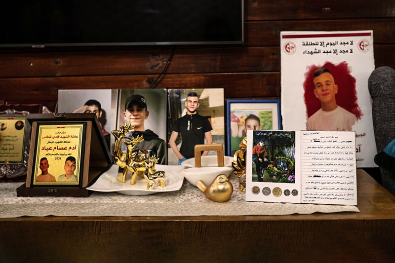 15歲巴勒斯坦少年艾亞德今年初在一場以色列軍隊的突擊中遭射殺身亡，他母親把他的遺書裱框放在家中。圖／紐約時報