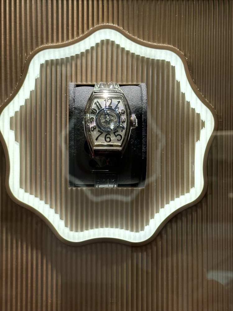 獨立製表品牌的Franck Muller，日前為高登鐘表收購，並成為SHH店中的主力表款之一，例如圖中便為Franck Muller的中置陀飛輪。記者釋俊哲／攝影