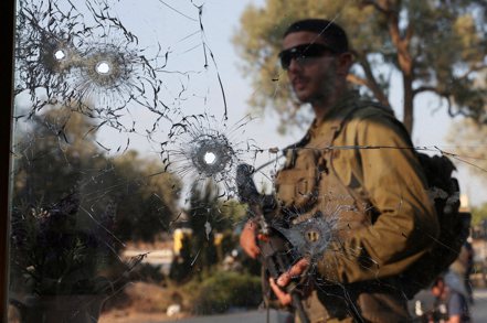 巴勒斯坦武裝組織哈瑪斯（Hamas）於10月7日突襲以色列至今，中東地區已瀕臨深淵。以色列軍隊準備對加薩地帶發動地面攻擊，摧毀哈瑪斯民兵團體，加薩地帶即將成為災帶地帶。（路透）
