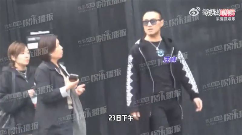 汪峰被陸媒「娛樂播飯」拍到離婚後步出錄音室，髮量明顯變少。圖／摘自微博