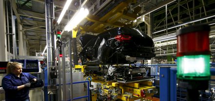 IMF預估德國今年超越日本成第三大經濟體。圖為德國的汽車製造工人。 路透