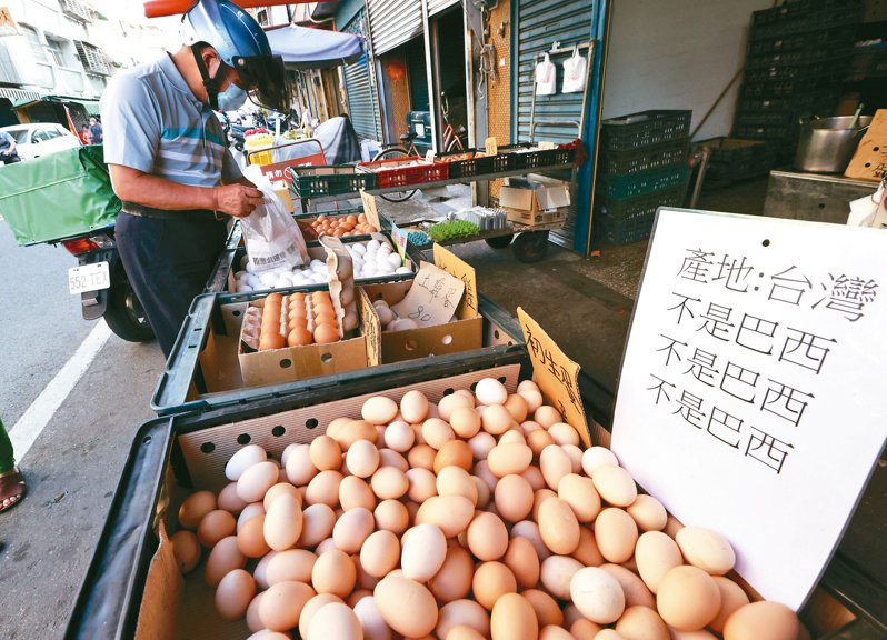台灣農業產銷出問題，嘉義市光彩街菜市場雞蛋攤商強調蛋都是自己養的雞生的。本報資料照