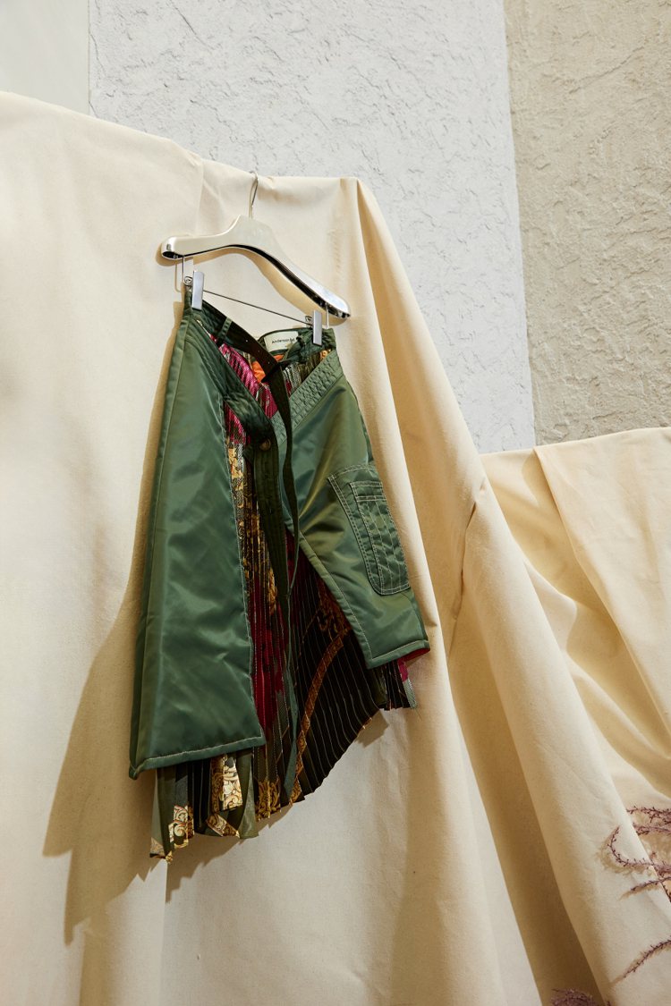 ANDERSSON BELL MA-1絲質裙，15,500元。圖／ARKIVE STUDIO提供