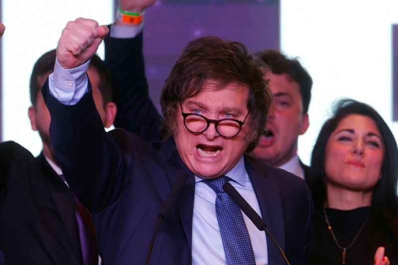 阿根廷22日舉行總統大選，極右翼政黨自由前進黨候選人米雷伊在得知開票結果後發表談話。歐新社