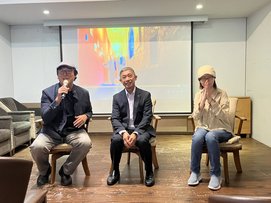 姚文智（左起）、何兆日、與導演王明霞一起出席「一蕊金花」試映會後座談。圖／湠臺灣電影公司提供