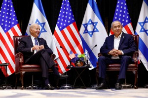 美國總統拜登（左）18日與以色列總理內唐亞胡（右）在特拉維夫會面。路透