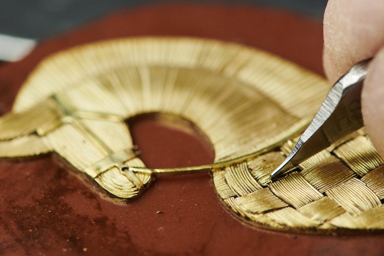 鐫刻工匠使用傳統的雕刻刀具，在黃金上逐步精雕，以創造出立體感與深度。圖／愛馬仕提...