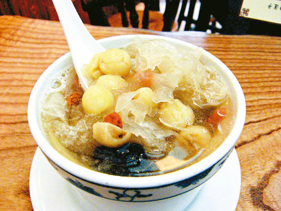 霜降後天氣更寒涼，可多吃「銀耳蓮子湯」，是很好的霜降食補。本報資料照片