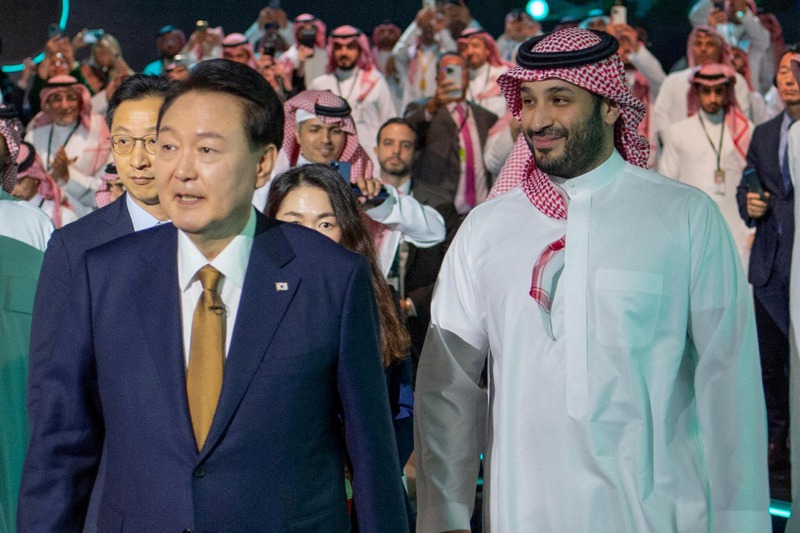 沙烏地阿拉伯王儲穆罕默德（右）24日向南韓總統尹錫悅（左）介紹「未來投資倡議」開幕式。路透