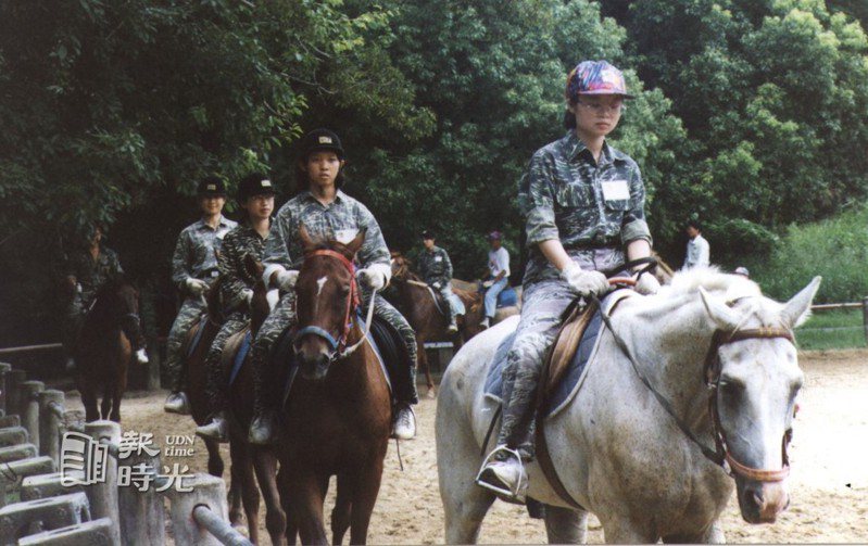 后里馬術訓練營正在后里馬場展開，學員都很認真學習如何騎馬。圖/聯合報系資料照（1995/07/07  申震雄攝影）