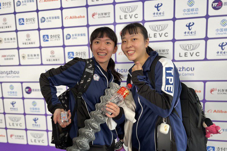 台灣桌球好手田曉雯（右）與林姿妤（左）在迎接女雙賽事前，完成杭州亞帕運TT10級桌球女單金牌戰之約，2人將在25日晚間對決，台灣隊提前確定金包銀。 中央社