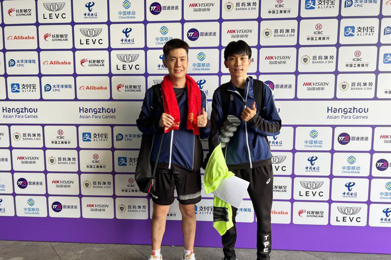 台灣選手林駿梃（左）與蘇晉賢（右）25日在杭州亞帕運TT10級桌球男單4強賽落敗，未完成相約決賽見約定，但2人能帶回銅牌，林駿梃認為很有意義。 中央社
