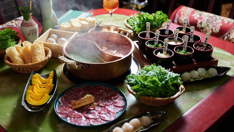 「打邊爐」是香港人最愛的宵夜美食。香港旅遊發展局提供