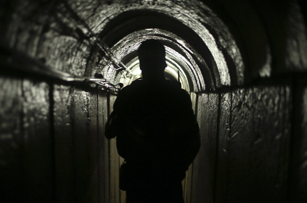 據悉哈瑪斯的特工小組過去兩年一直躲在加薩地下隧道，使用傳統的座機進行秘密溝通與策...