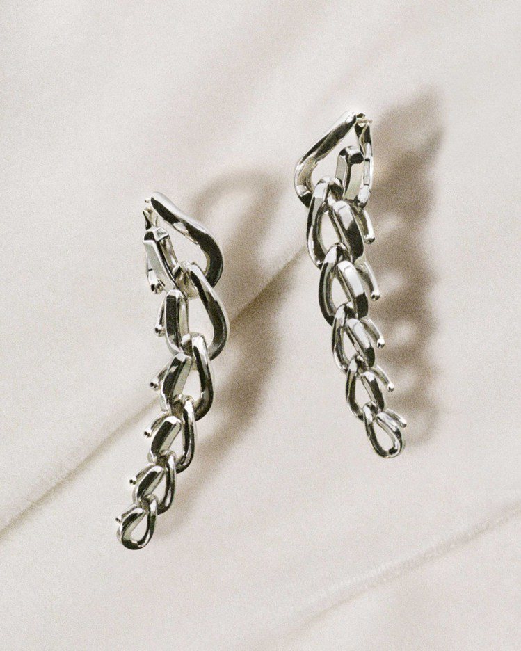 Tiffany Forge純銀開口式鍊結設計長版耳環，63,000元。圖／Tiffany提供
