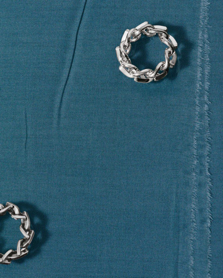 Tiffany Forge純銀寬版開口式鍊結設計戒指。圖／Tiffany提供