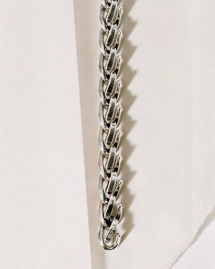 Tiffany Forge純銀寬版開口式鍊結設計手鍊，67,000元。圖／Tiffany提供