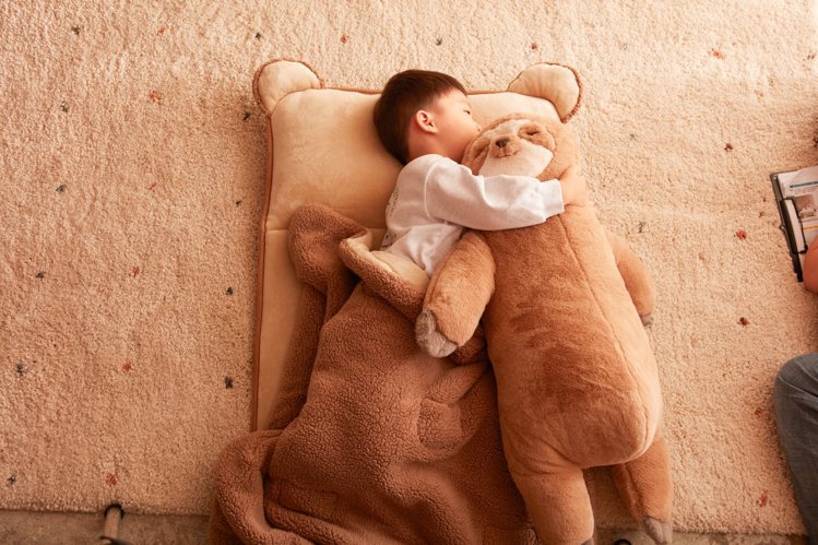HOLA WARM TOUCH系列，推出石墨烯防靜電發熱抗菌兒童睡袋。圖／HOLA提供