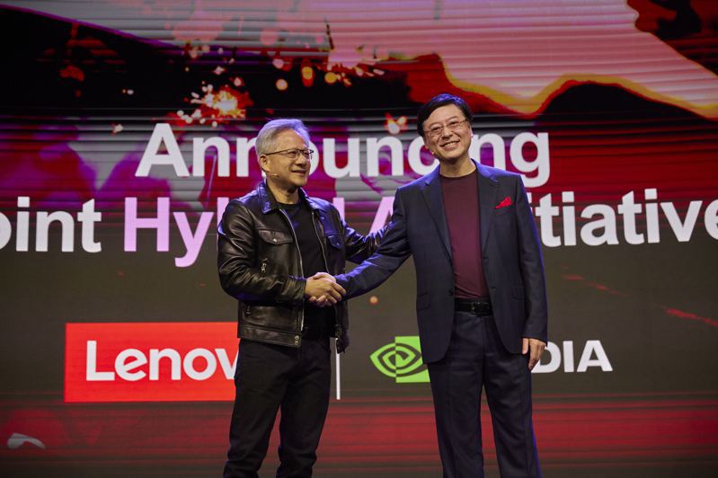 聯想集團董事長兼執行長楊元慶（右）和NVIDIA創辦人暨執行長黃仁勳今天宣布擴展合作夥伴關係，將加速應用端採用生成式AI。圖/NVIDIA提供